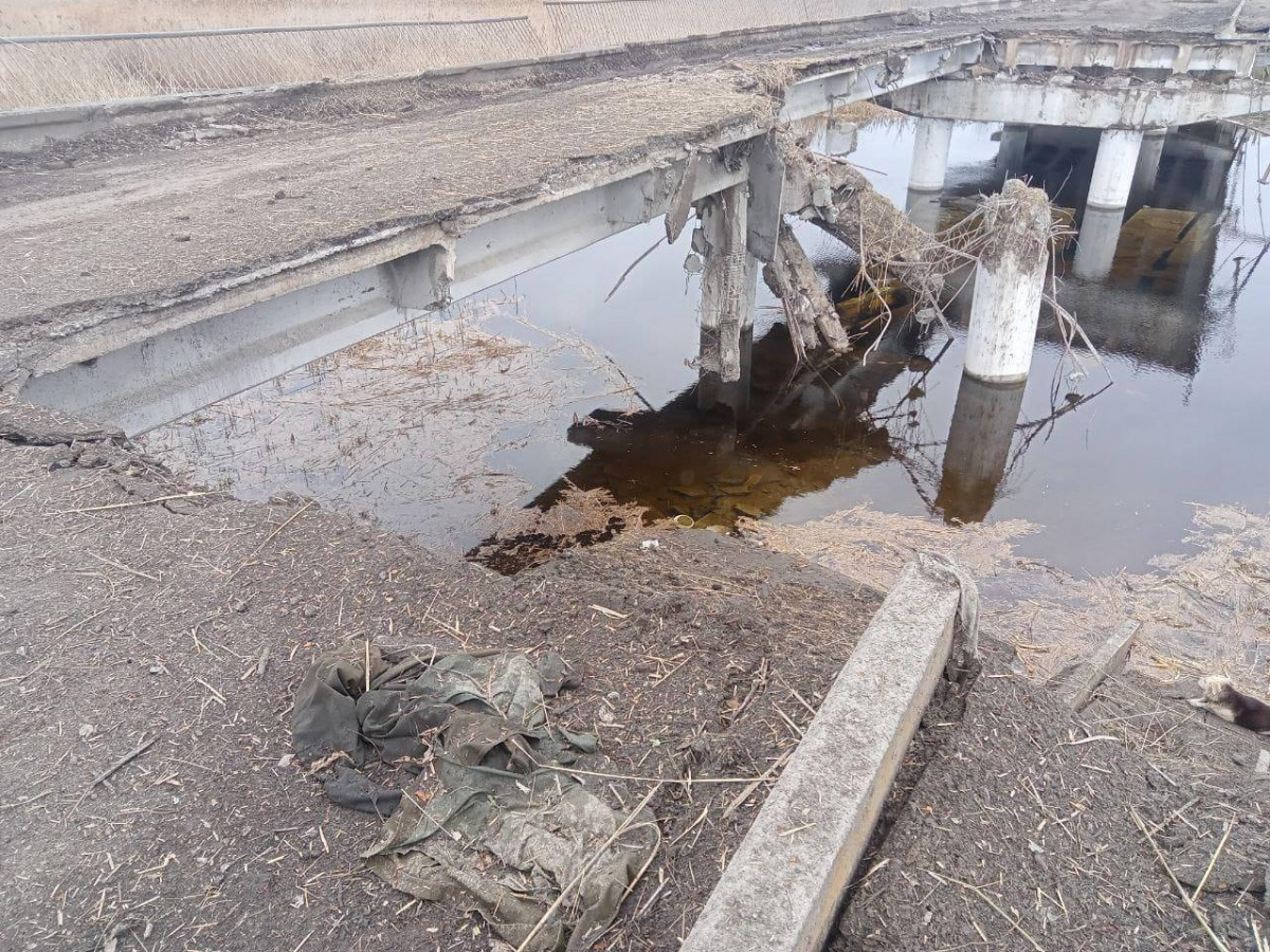 Россияне подорвали мост в районе Кременной. Фото: Сергей Гайдай