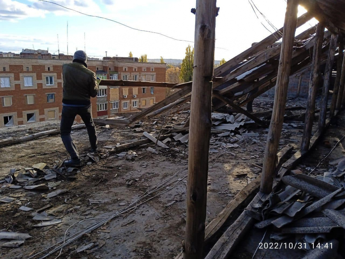 Лях показал, как в Славянске ремонтируют обстрелянные крыши домов