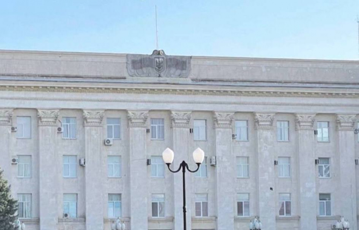 З будівлі ОДА у Херсоні зник прапор РФ. Фото: Соцмережі