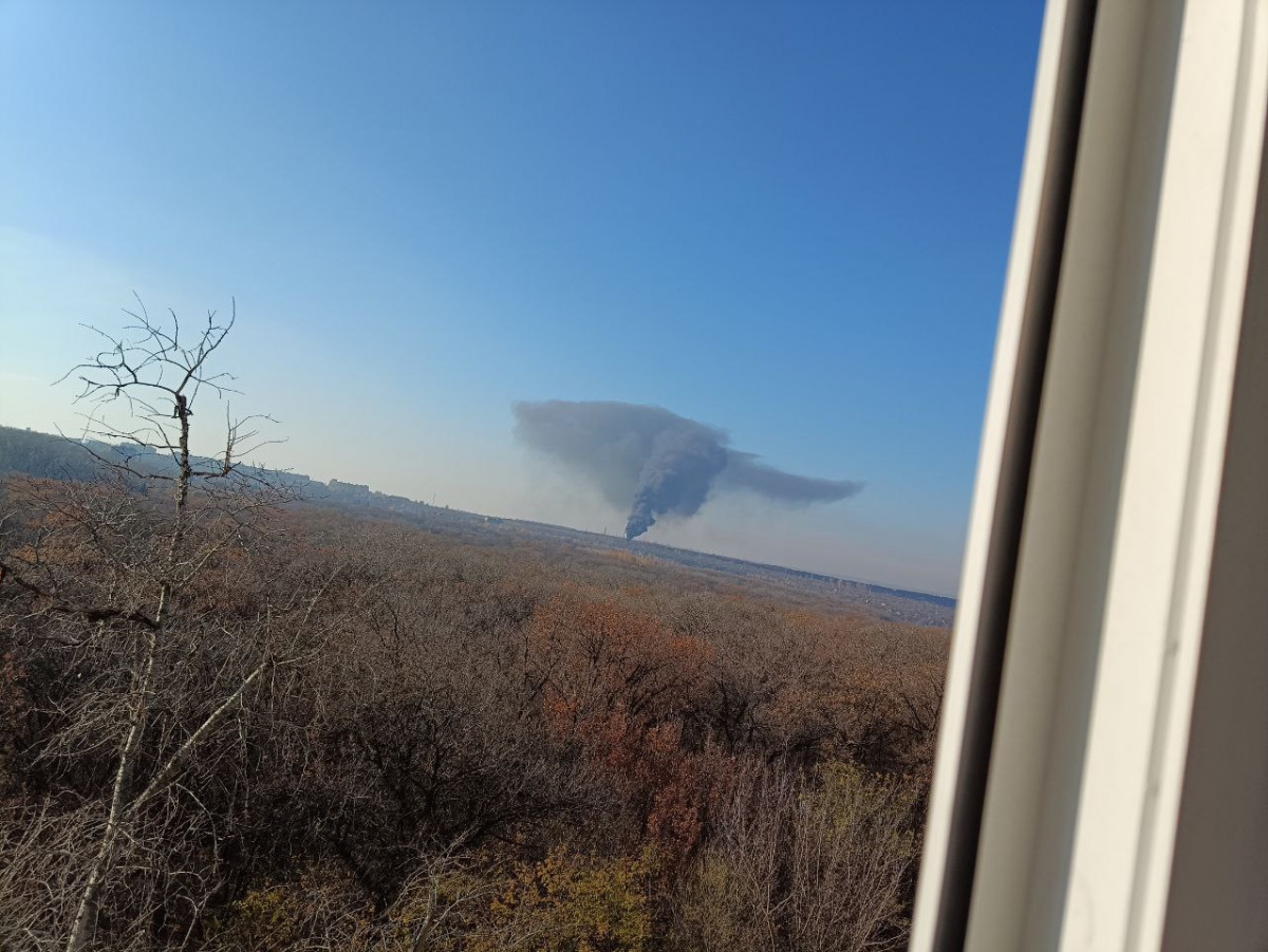 Над Ясинуватою піднімаються клуби чорного диму, горить підстанція