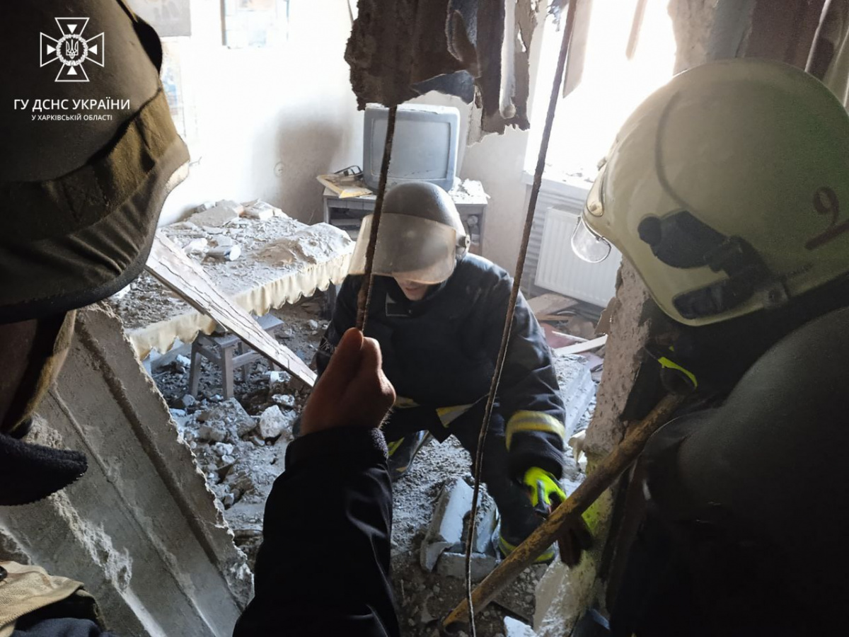 Обстріл Харківської області: Зруйновано п'ятиповерхівку, під завалами опинилися люди