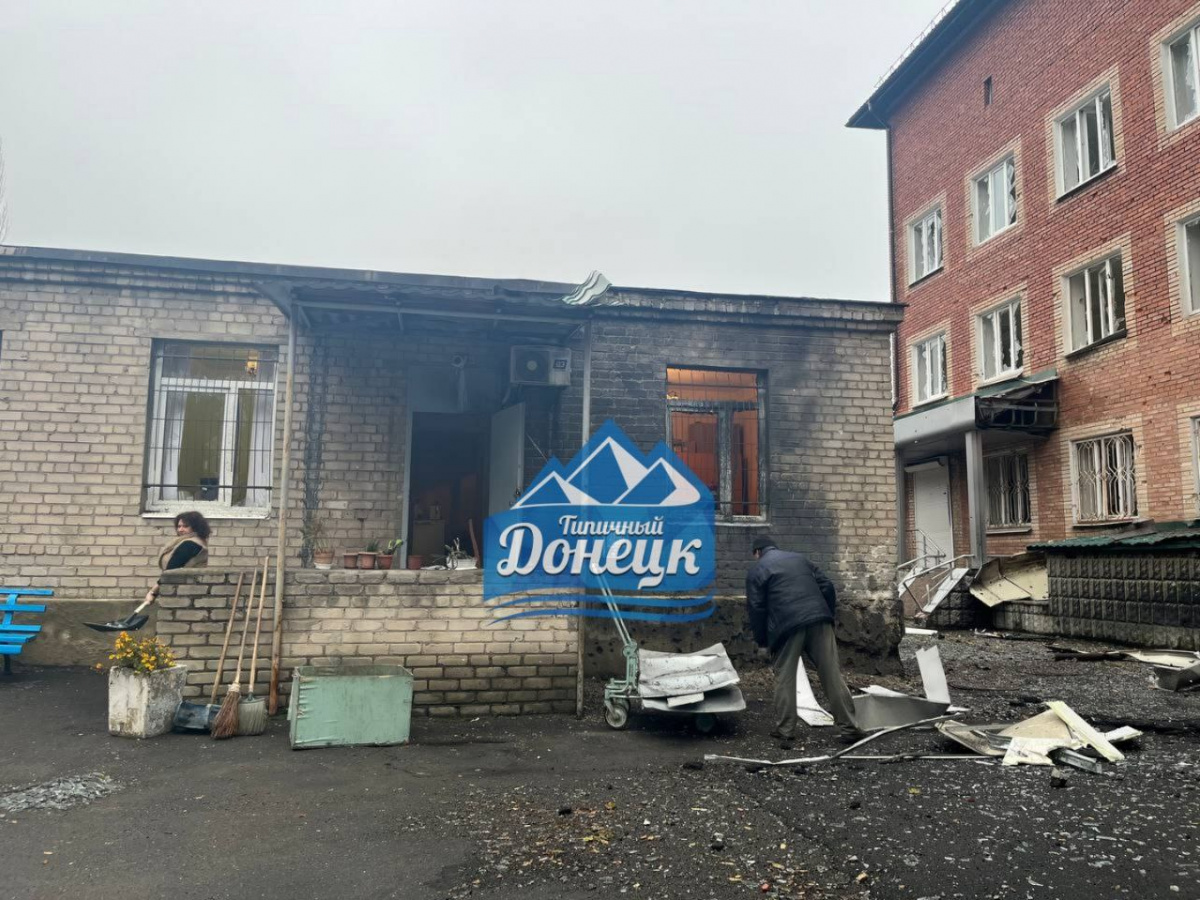 Последствия обстрела железнодорожной больницы в Донецке. Фото из соцсетей