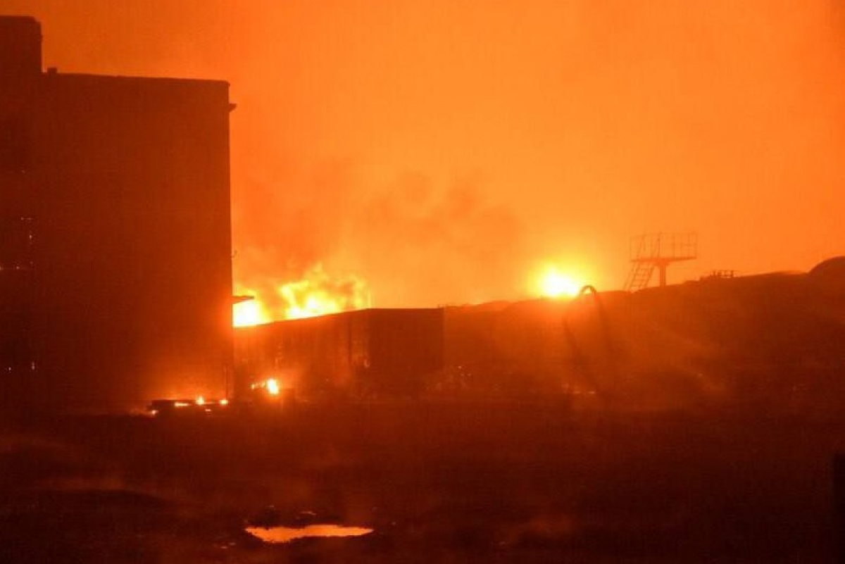 У Шахтарську після обстрілу — сильна пожежа на нафтобазі