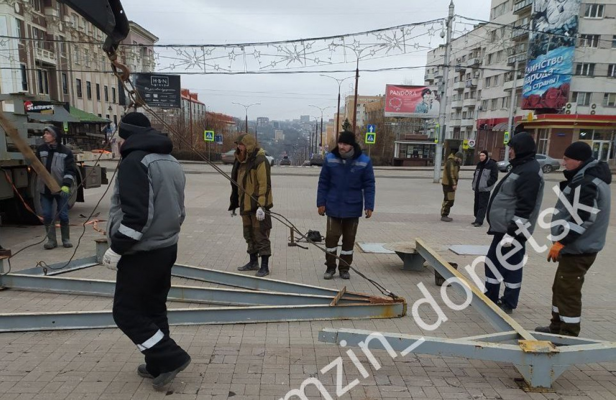У Донецьку розпочали встановлення новорічної ялинки, незважаючи на обстріли