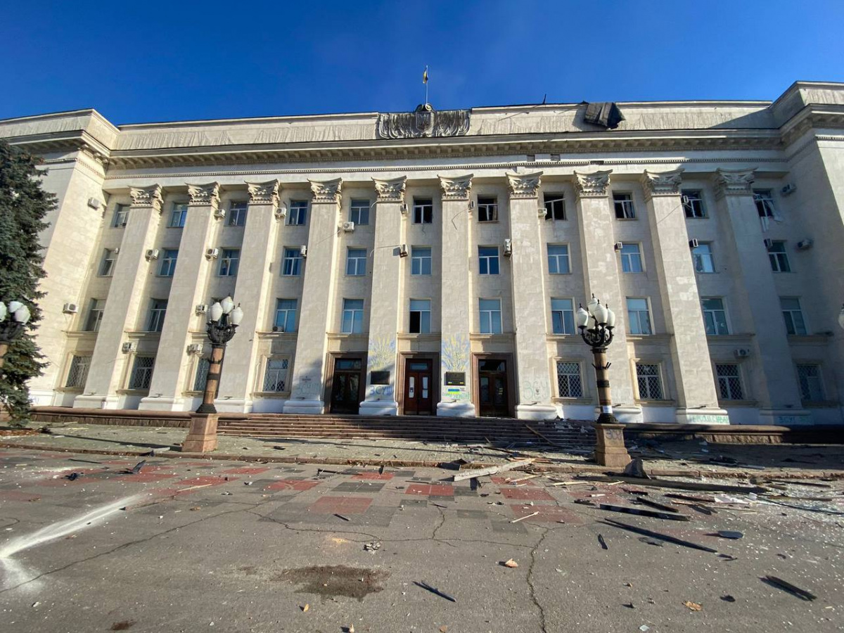 Здание Херсонской ОВА после обстрела. Фото: Кирилл Тимошенко