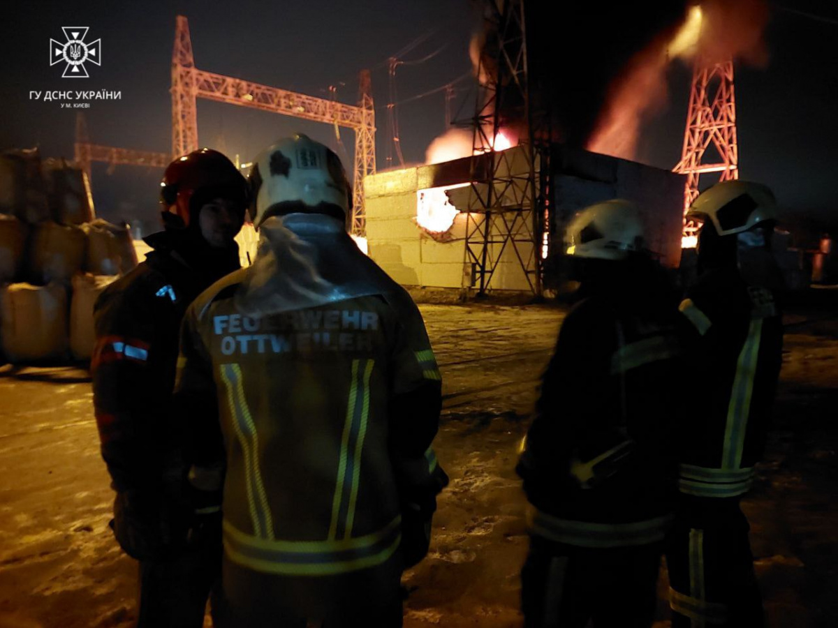 Последствия удара по подстанции в Киеве. Фото: ГСЧС