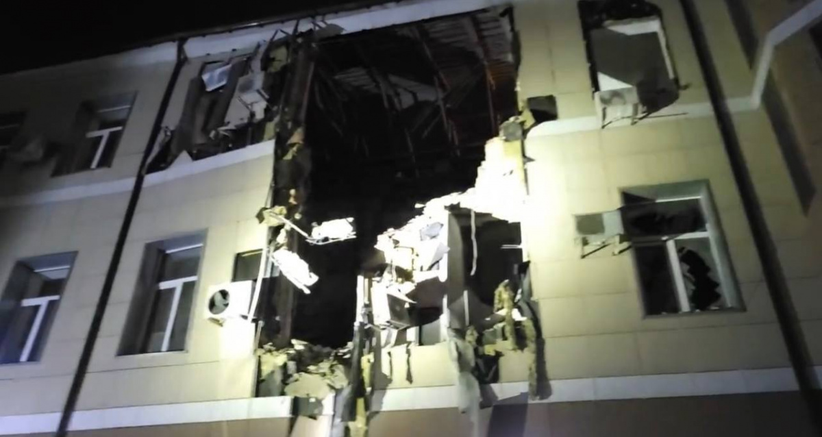 Пошкоджений корпус лікарні імені Калініна у Донецку. Фото: соцмережі