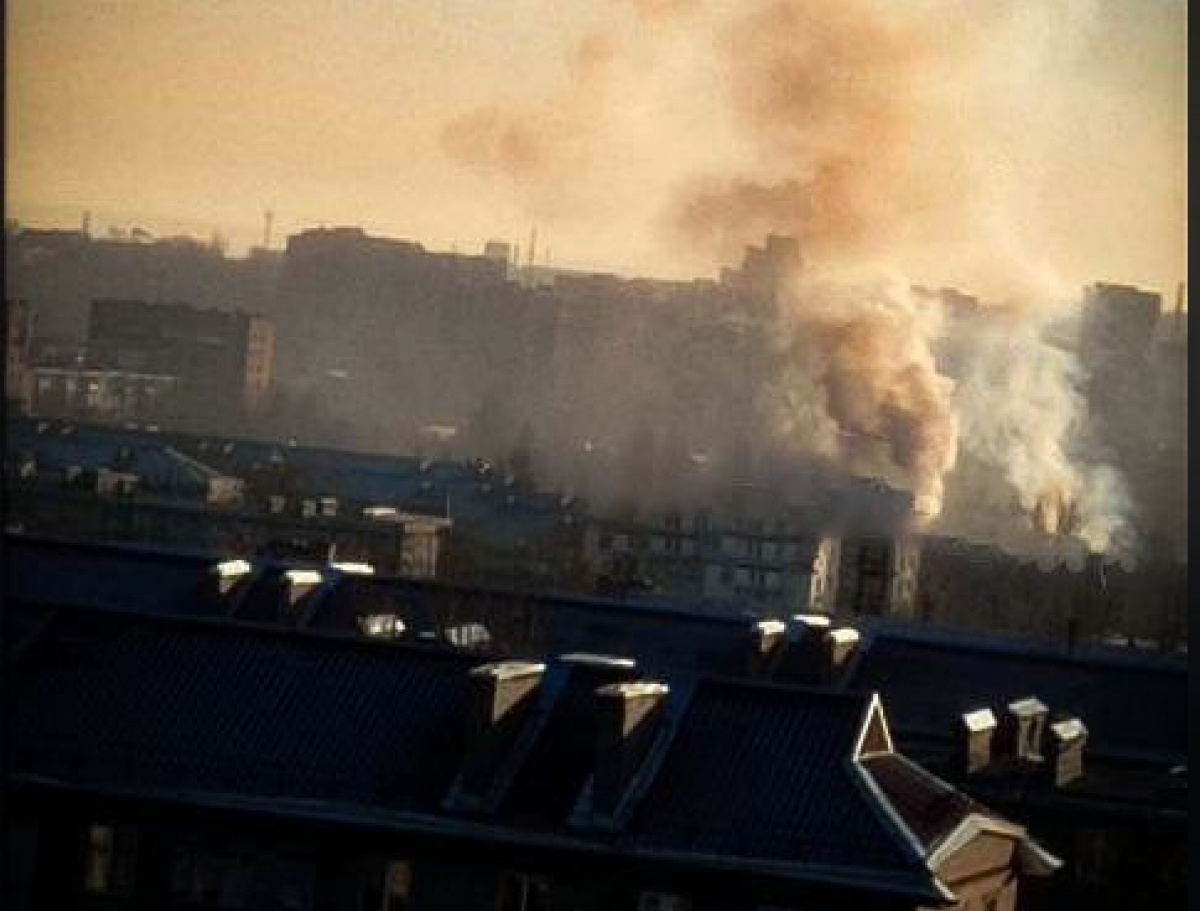 В окупованому Маріуполі горить МПК «Український дім». Фото: Петро Андрющенко