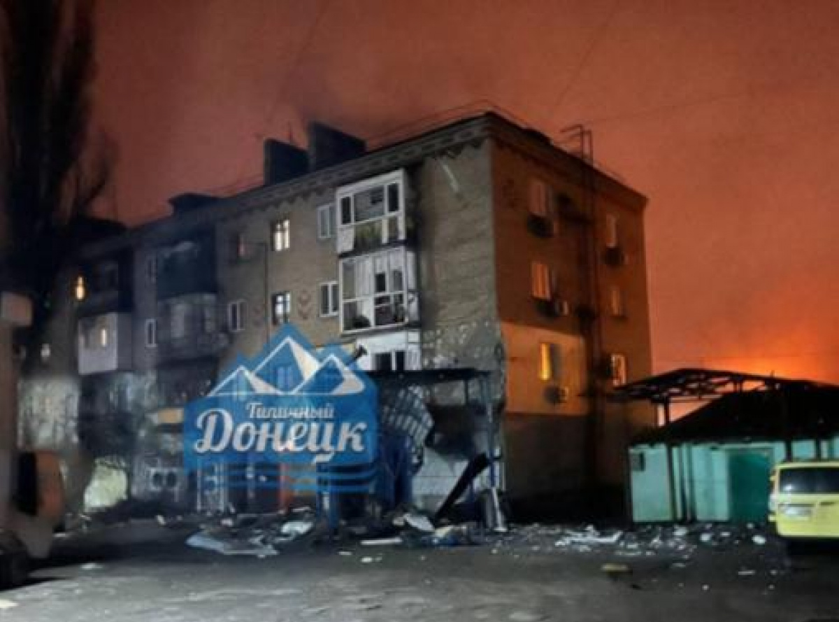 Снаряд пошкодив житловий будинок та будівлю магазину у Донецьку