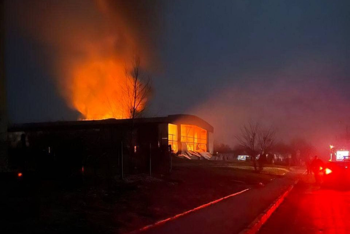 Пожар на ледовой арене «Альтаир» в Дружковке после удара. Фото: соцсети