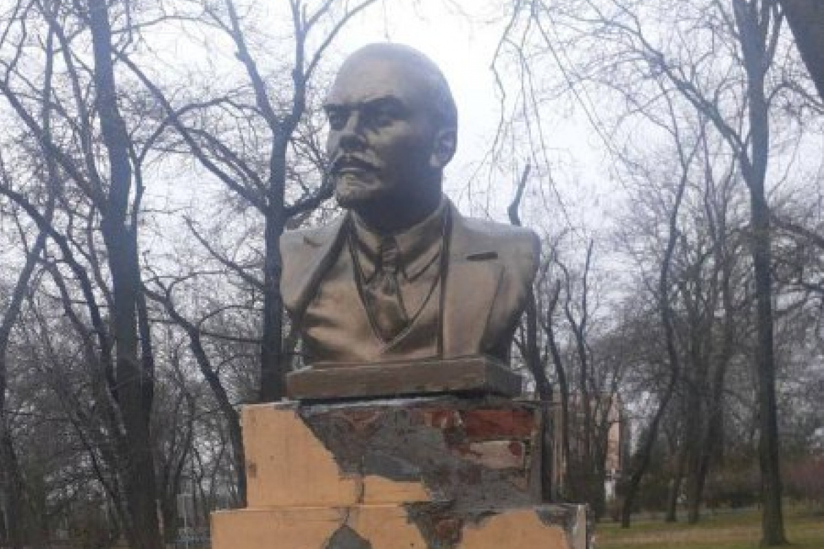 В Мариуполе оккупанты установили бюст Ленина в Городском саду