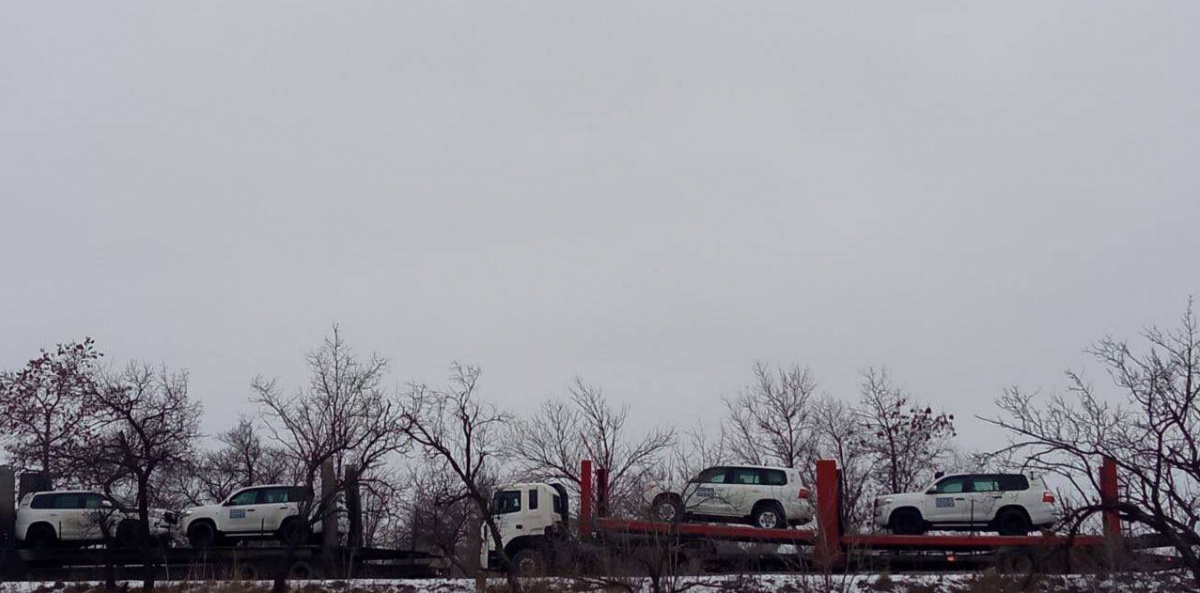 Машини ОБСЄ на КПВВ «Ізварино». Фото: соцмережі