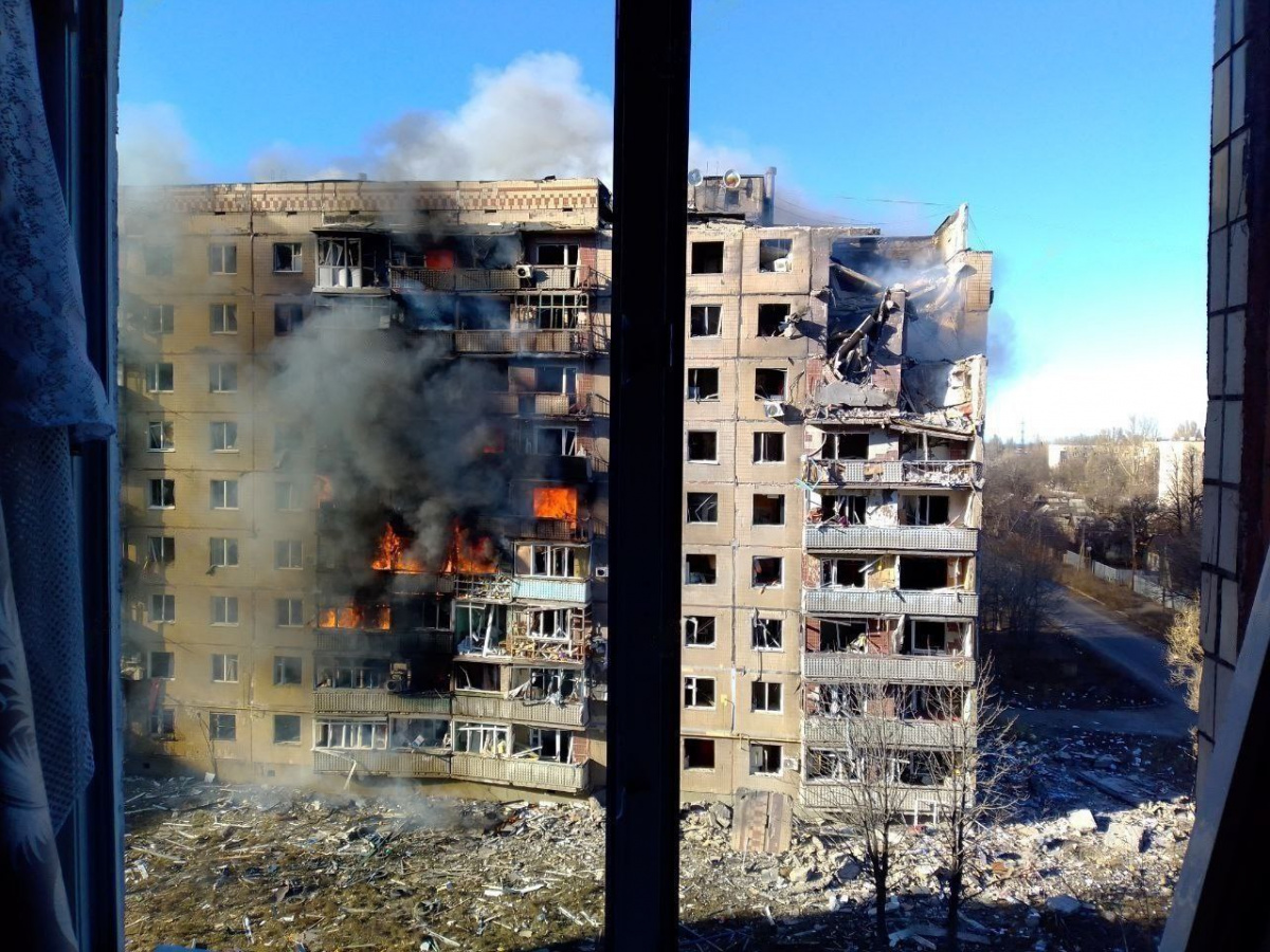 Российские войска ударили по многоєтажному дому в Авдеевке. Фото: Местные Telegram-каналы