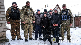 Из Великой Новоселки эвакуировали всех детей. Фото: полиция