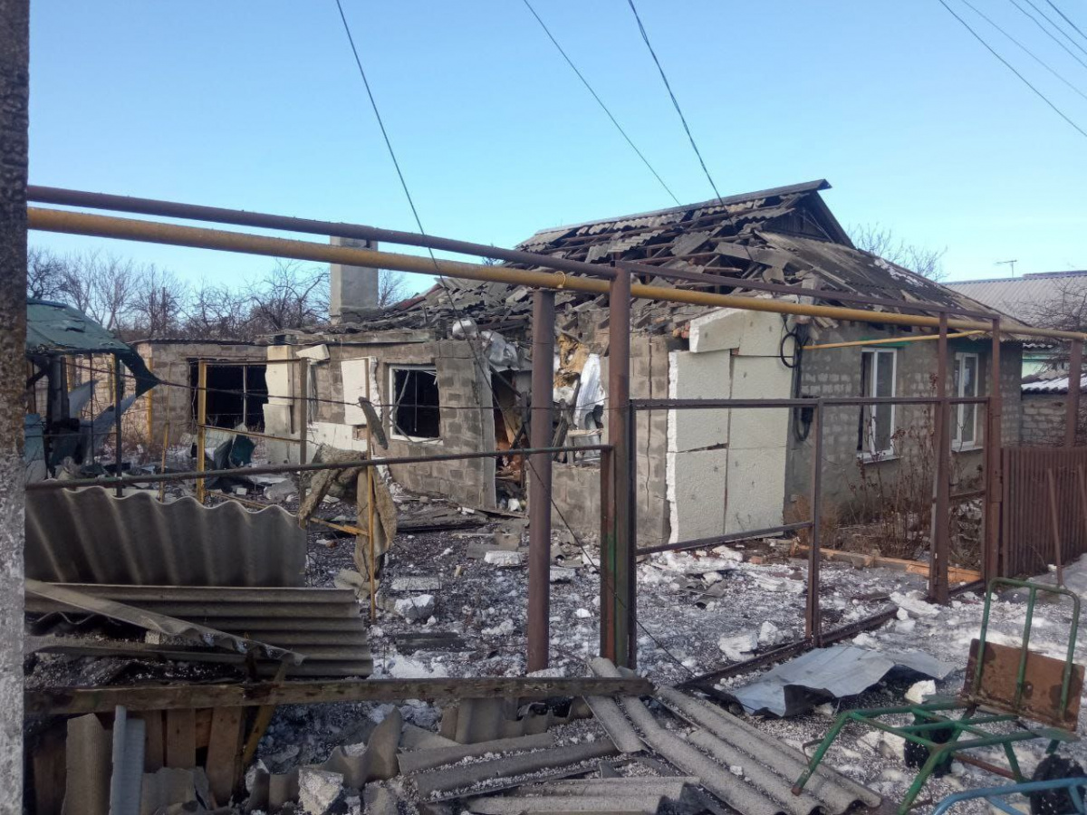 Оккупанты обстреливали населенные пункты на трёх направлениях фронта в Донецкой области. Фото: Павел Кириленко