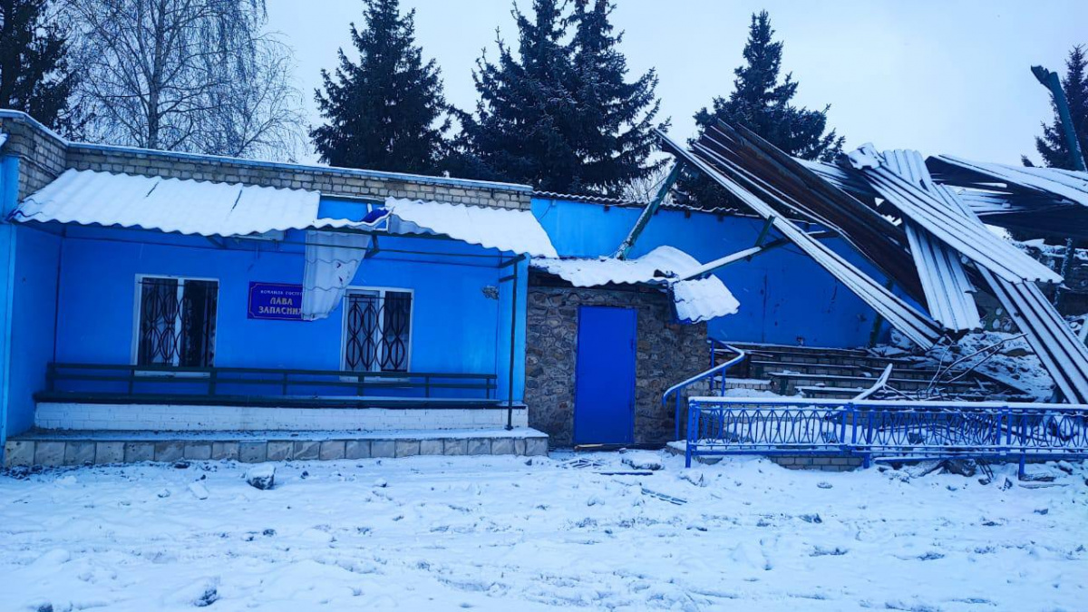 Пошкоджений обстрілом стадіон у Куп'янську. Фото: Олег Синєгубов
