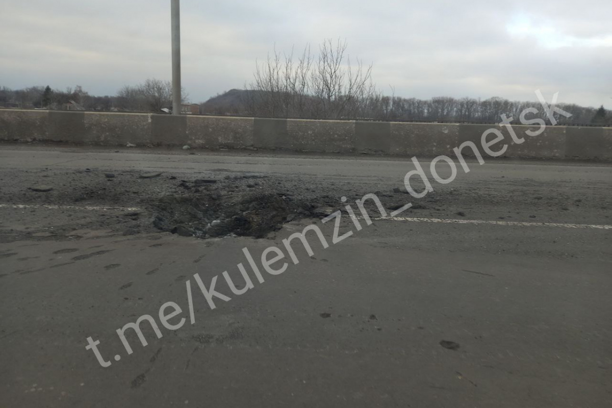 Попадание в мост в Донецке. Фото: Алексея Кулемзина