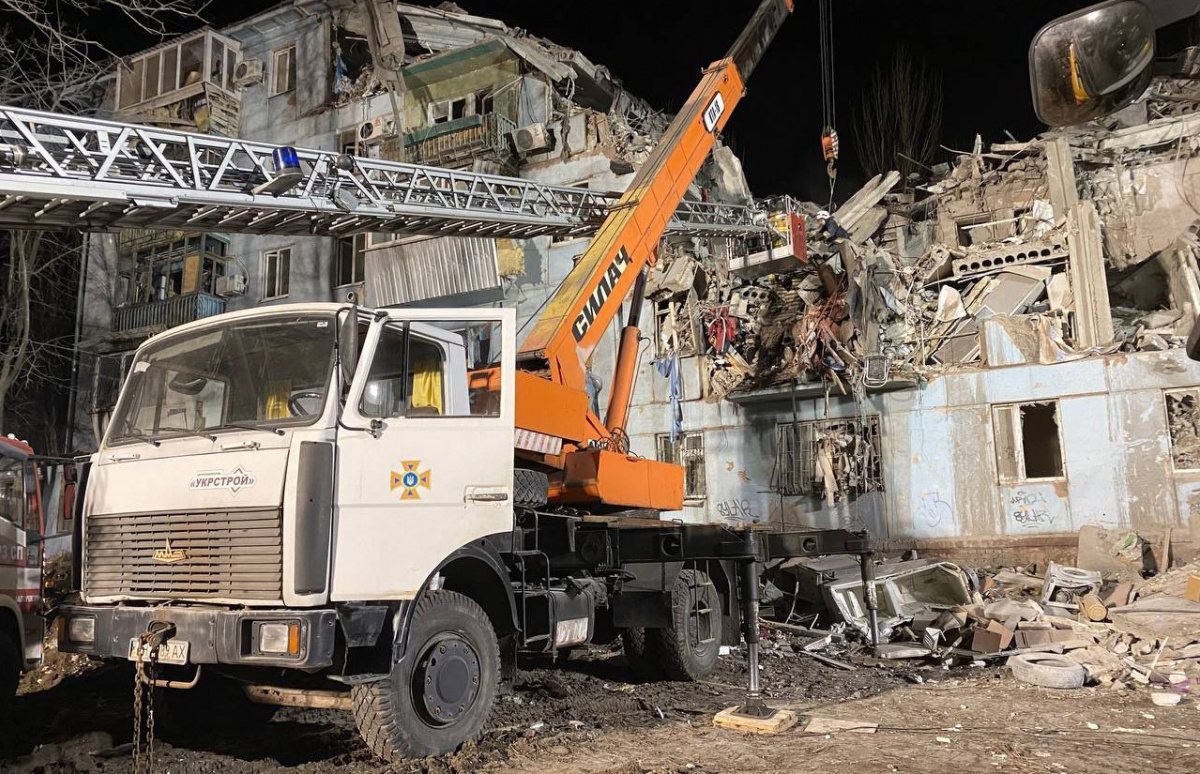 Запоріжжя: Триває пошук людей і розбір завалів на місці ракетного удару по житловому будинку