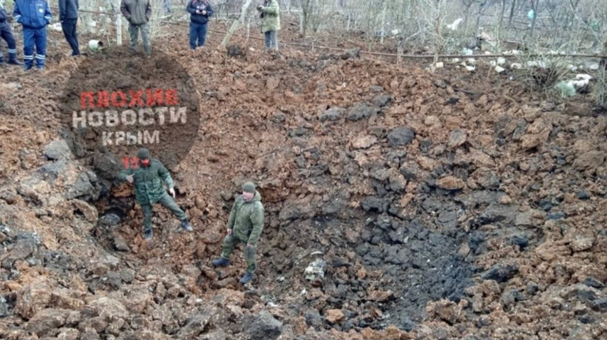 Жители крымского поселка после взрывов обнаружили большую воронку
