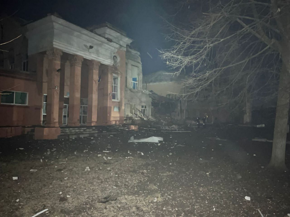 У Краматорську російські окупанти ракетою зруйнували школу. Фото: Павло Кириленко