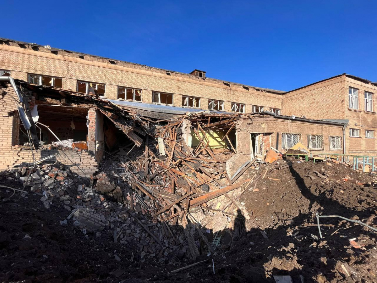 Разрушенная российскими ракетами школа в Краматорске. Фото: Александр Гончаренко