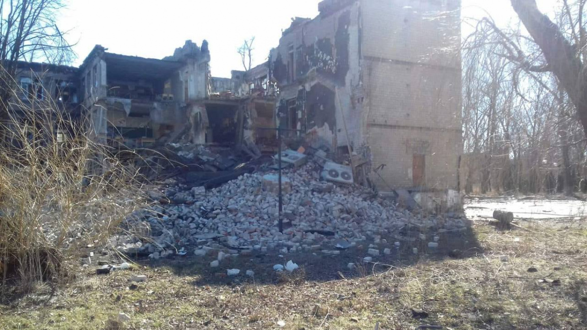 Руйнування після удару військ РФ ракетами по школі в Авдіївці. Фото: Андрій Єрмак
