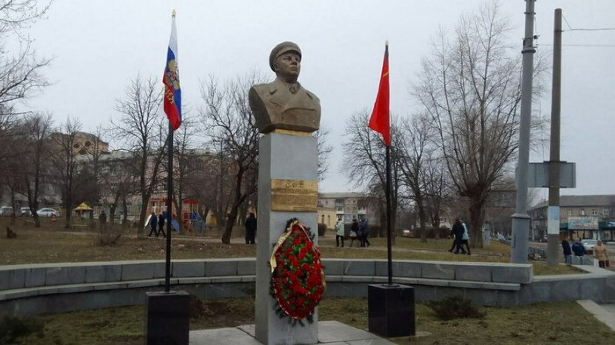 «ЛНР» знову встановила погруддя Ворошилова в Лисичанську