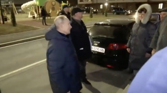 Путин разговаривает с жителями Мариуполя. Скриншот