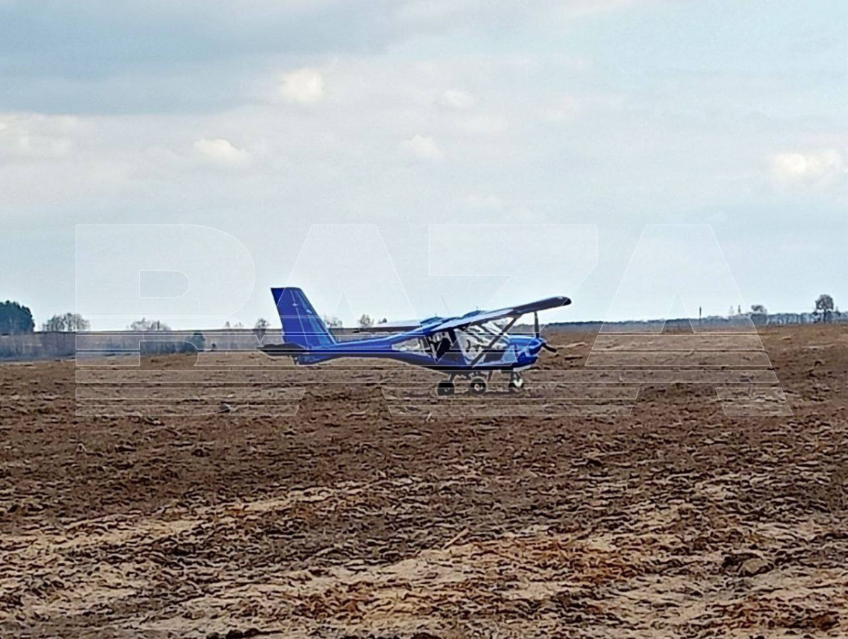 Самолет, который совершил аварийную посадку в Брянской области. Фото: Baza