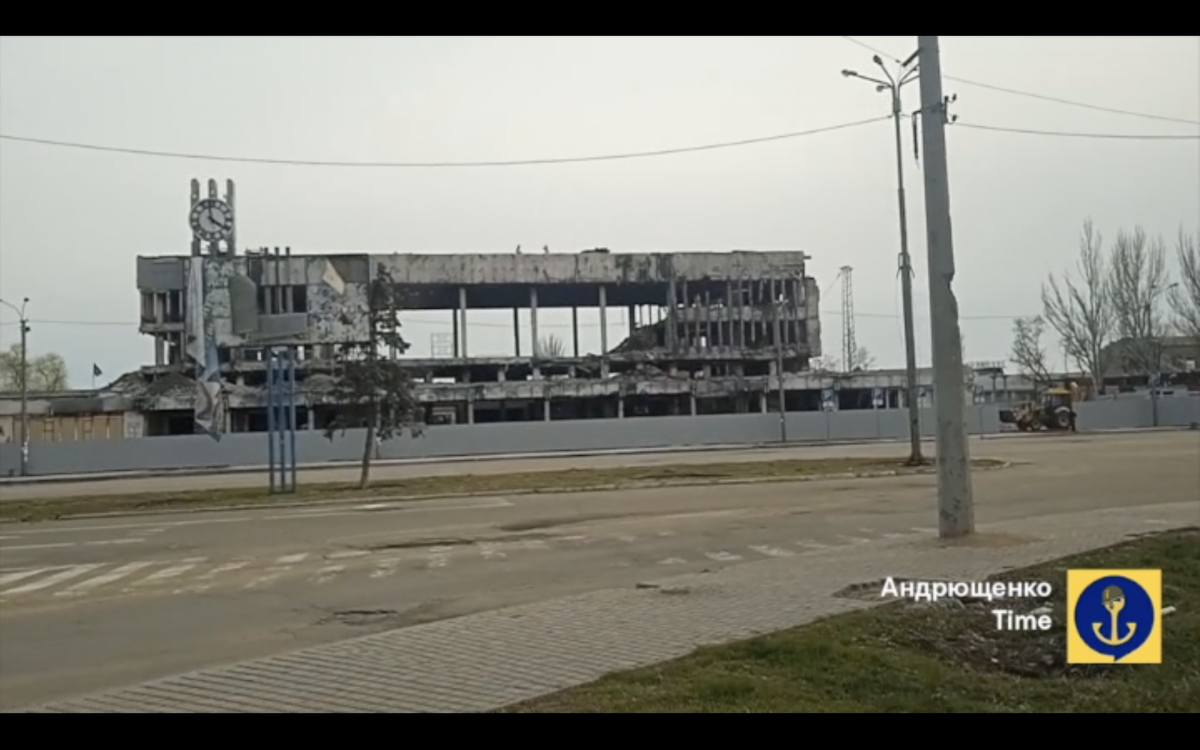 Российские захватчики демонтируют в Мариуполе железнодорожный вокзал. Скрин из видео Петра Андрющенко