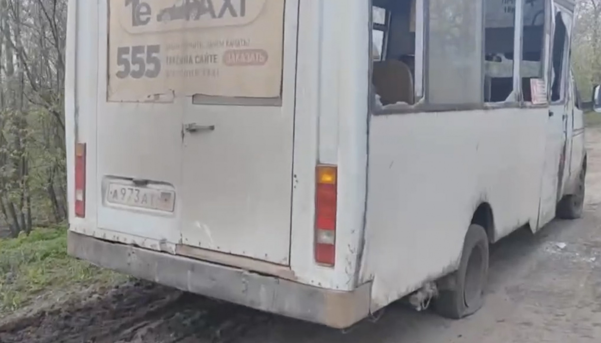 Маршрутка попала под обстрел в Донецке. Скриншот