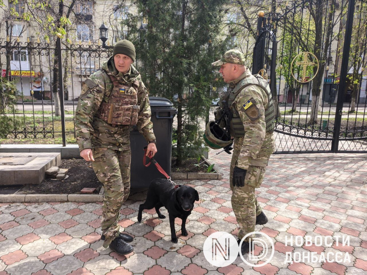 Полицейские осматривают храмы в Донецкой области перед Пасхой. Фото: Новости Донбасса
