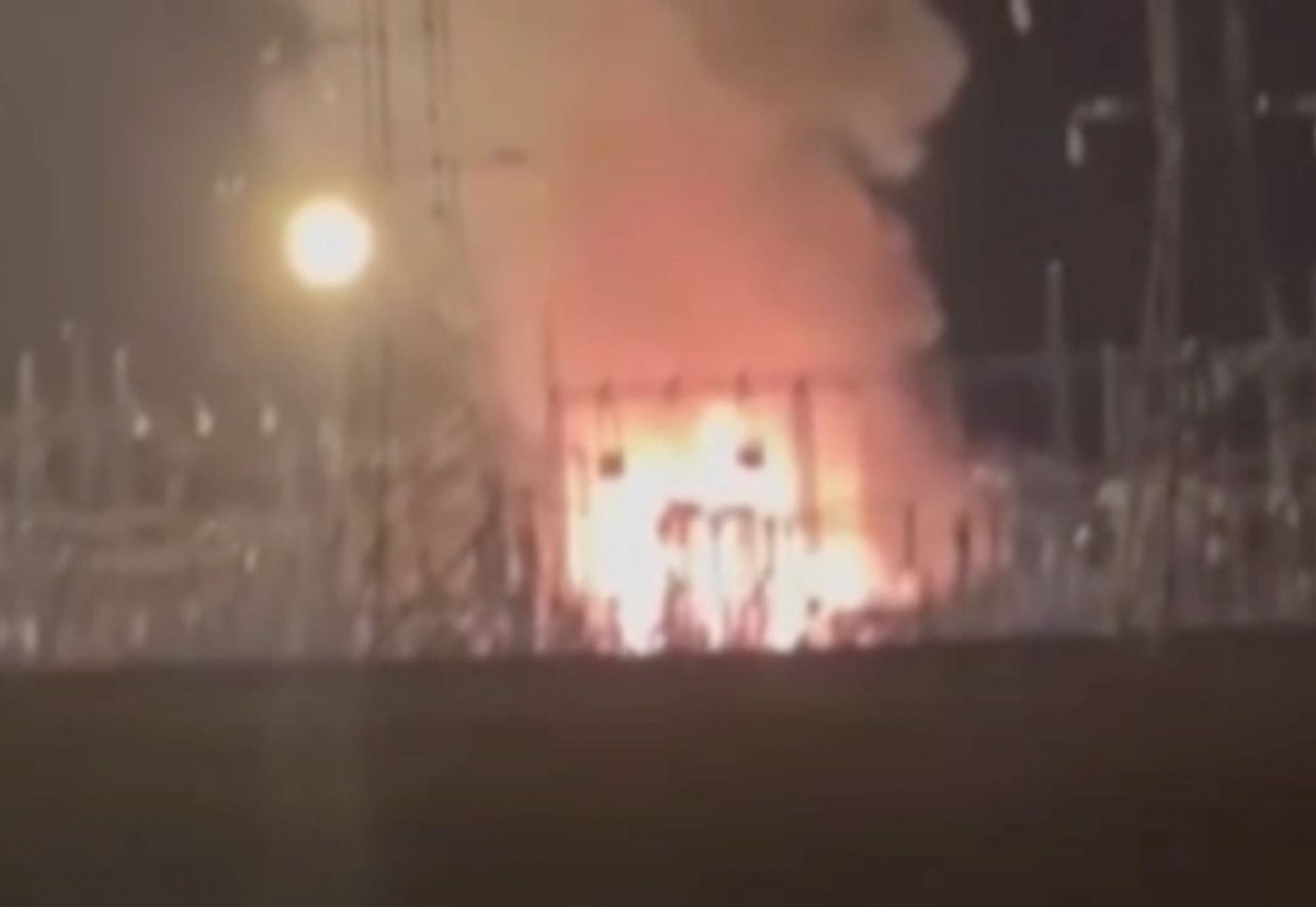 В Белгородской области ночью после взрыва загорелась подстанция. Скрин из видео местных Telegram-каналов