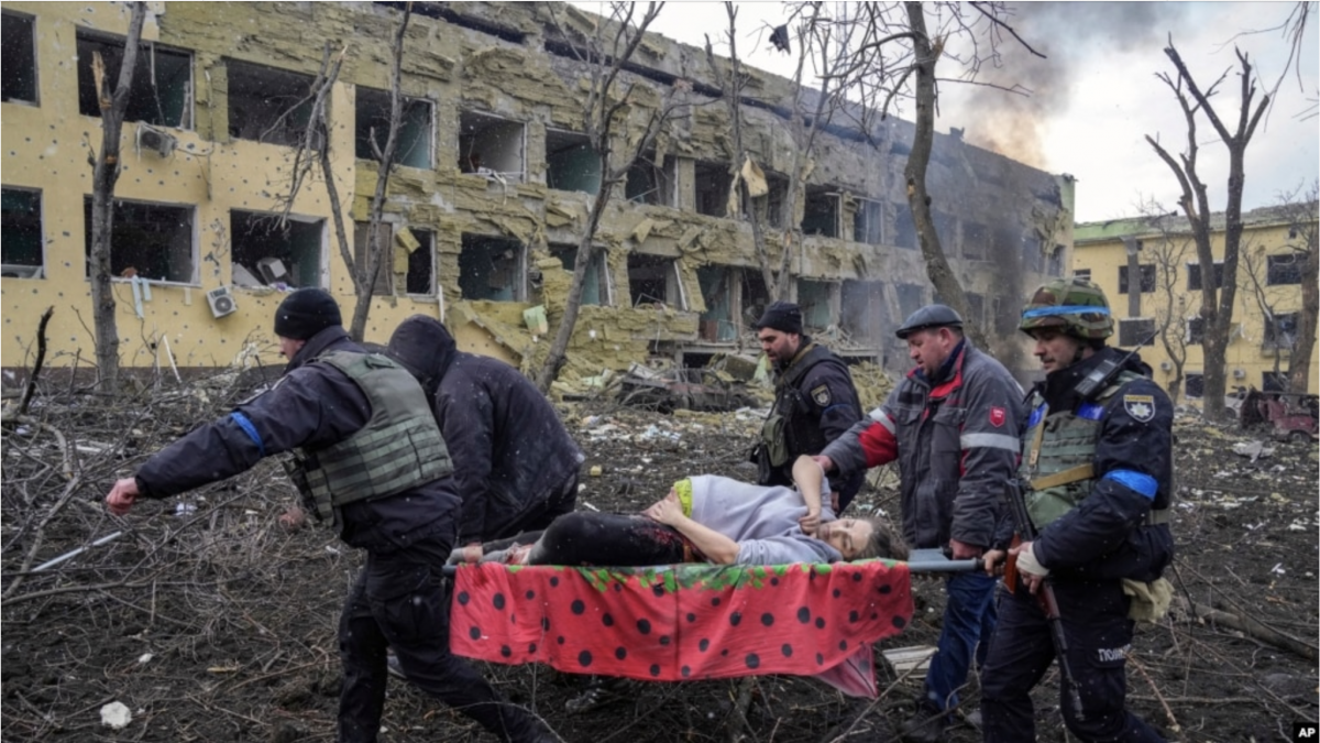 World Press Photo назвало найкращим фото року знімок із Маріуполя. Фото: Євген Малолєтка