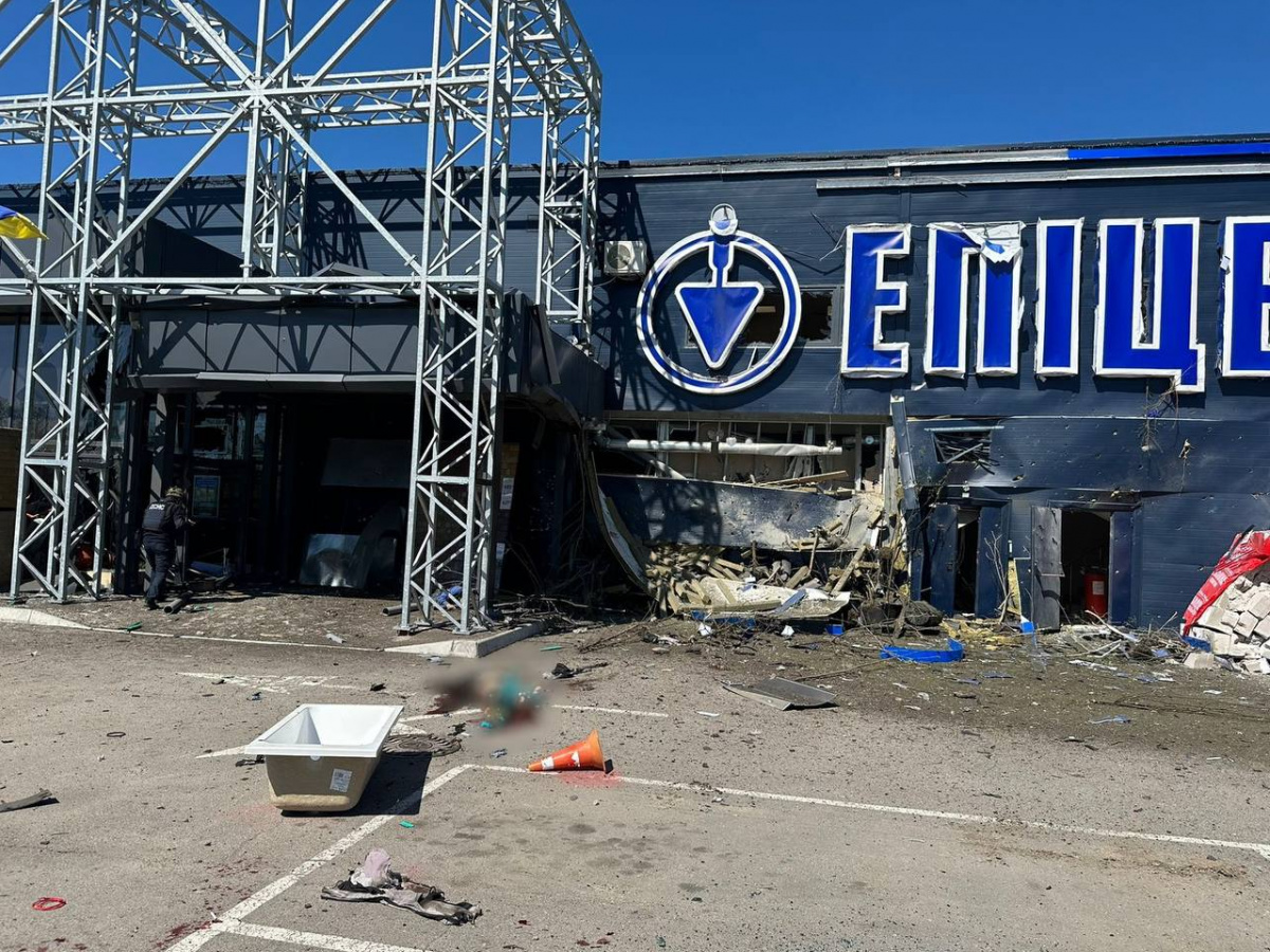 Российские захватчики утром нанесли удар по гипермаркету в Херсоне. Фото: МВД