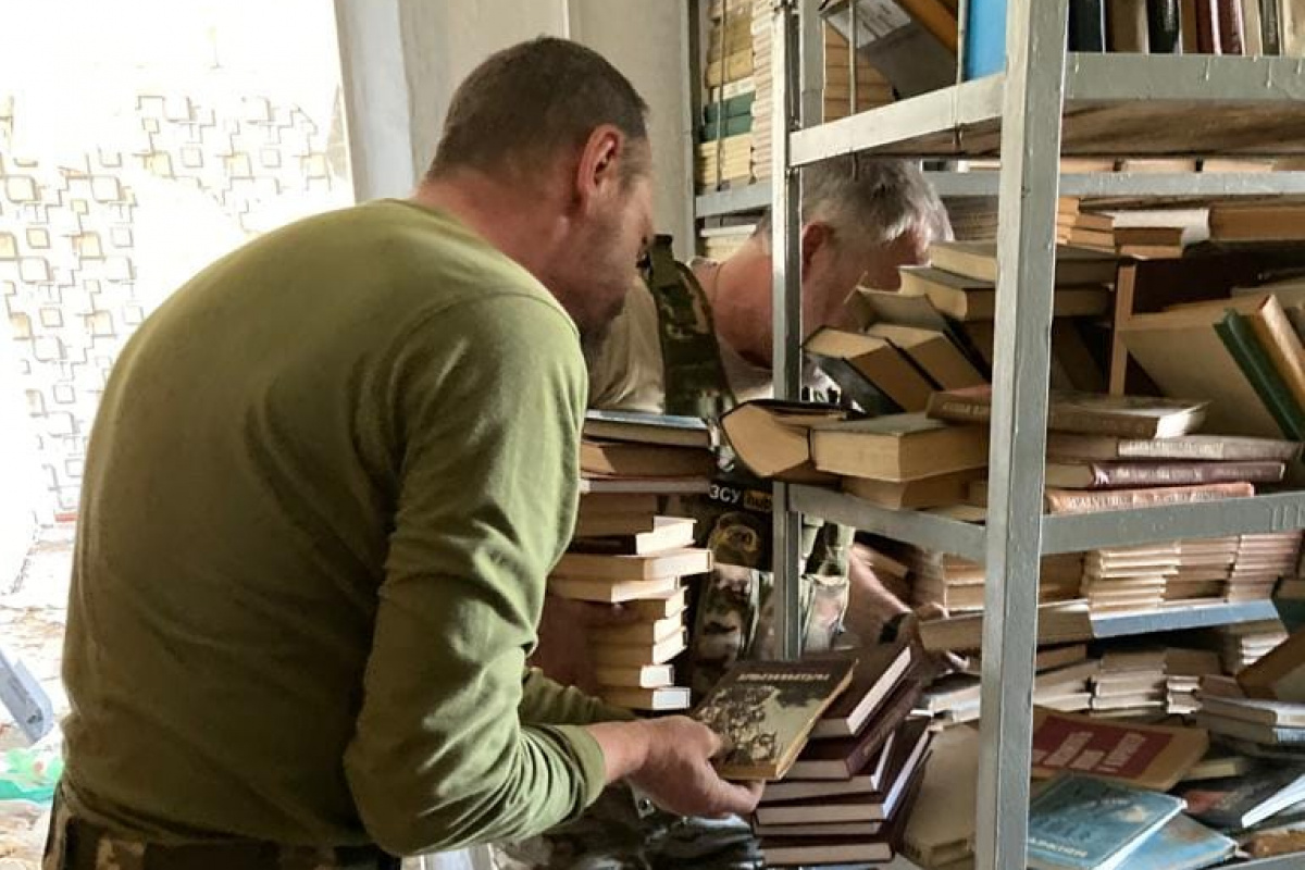 В Донецкой области спасли 5 тысяч тонн книг из прифронтового города
