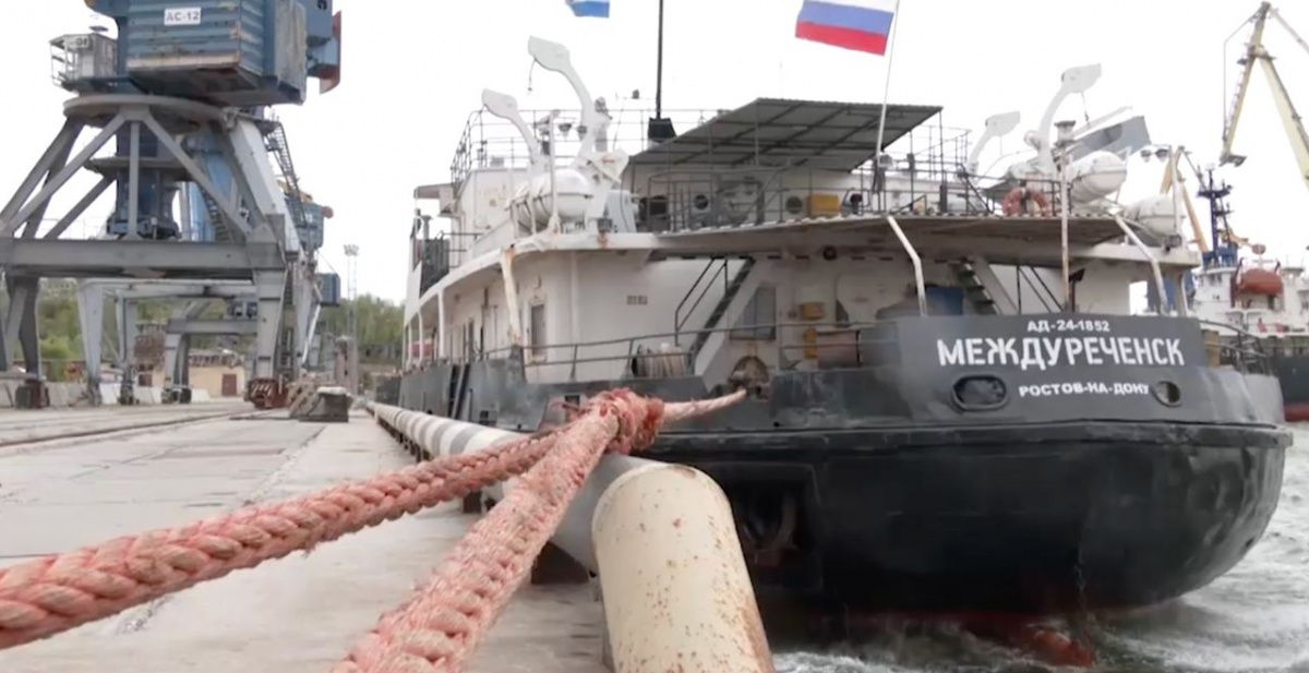 Перші 2 тисячі тонн вкраденого українського зерна вивезло з Маріуполя судно «Міжріченськ». Фото: Петро Андрющенко