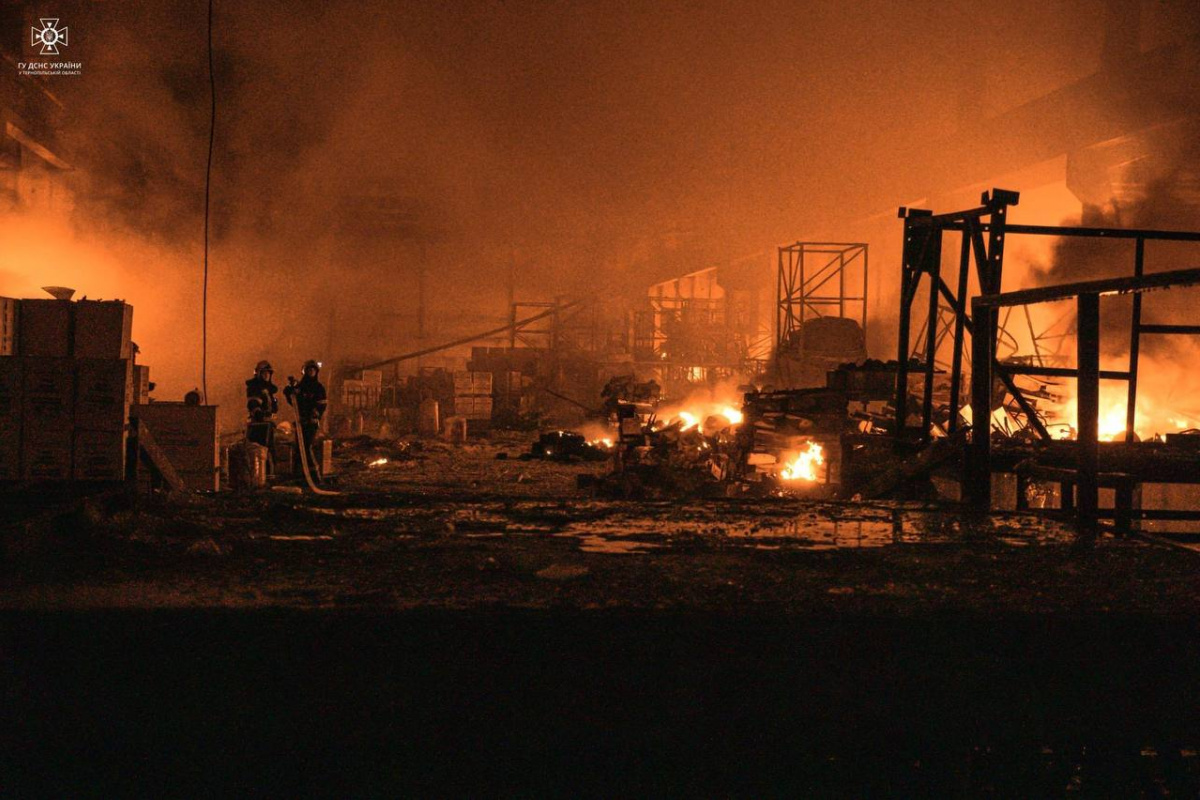 Рятувальники гасять пожежу у Тернополі. Фото: ОВА. 