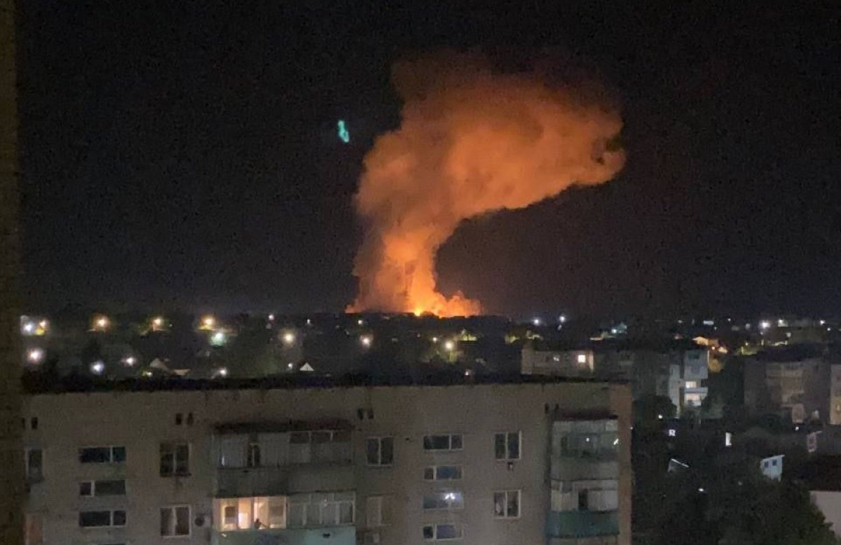 Пожар в Бердянске после взрыва. Фото: соцсети