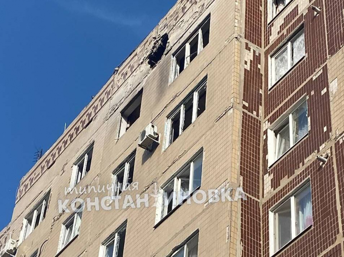 Російська армія завдала удару по багатоповерховому будинку в Костянтинівці. Фото: «Типова Костянтинівка»