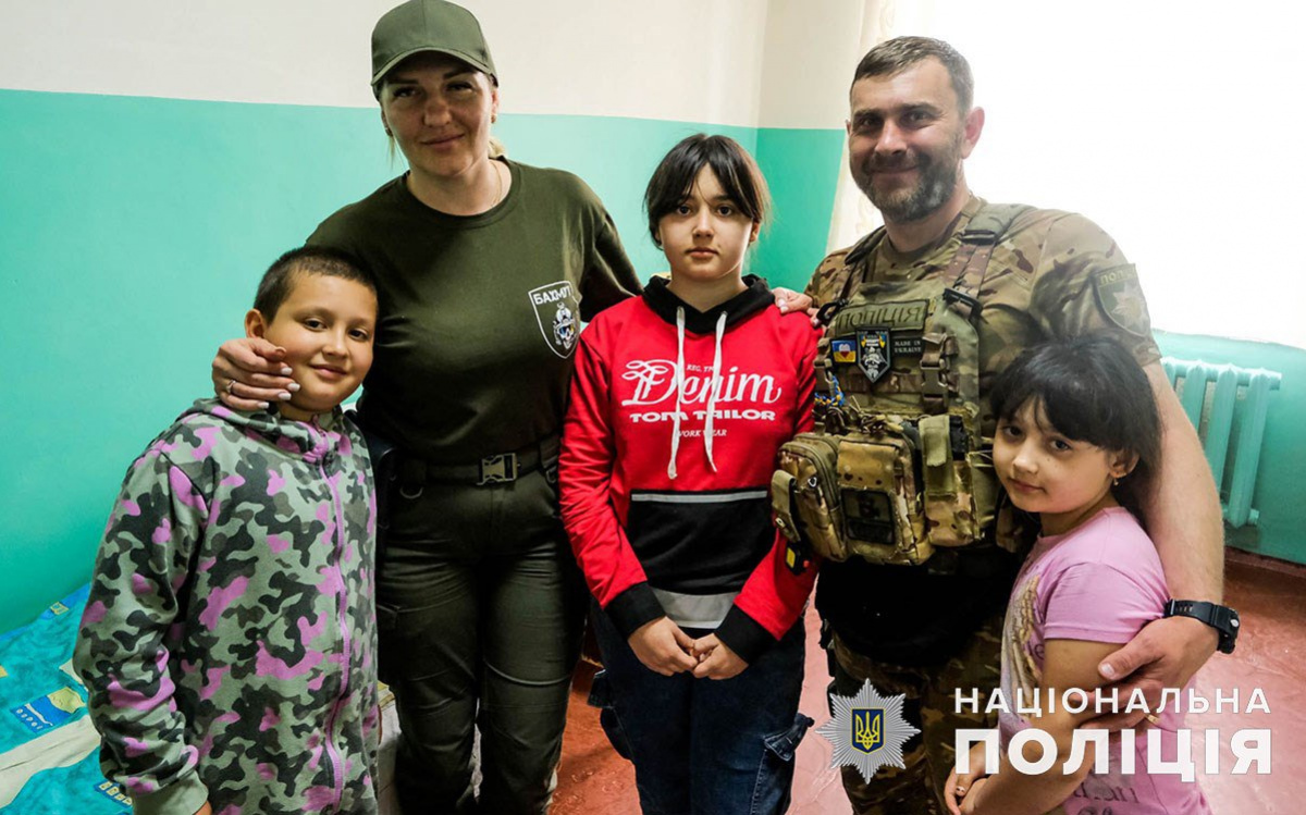 «Белые Ангелы» вывезли троих осиротевших детей из Нью-Йорка Донецкой области. Фото: Полиция Донецкой области