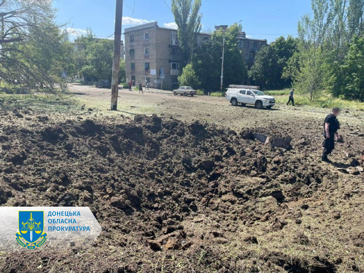 Армія РФ обстріляла авіабомбами Торецьк, поранення зафіксовано у шістьох людей. Фото: Донецька обласна прокуратура