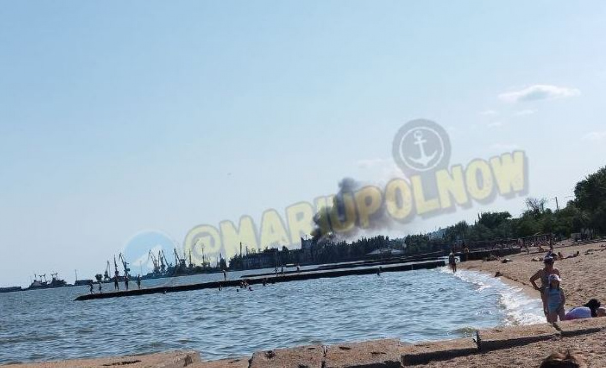 У Маріуполі після вибуху здіймаються клуби диму над місцевим портом. Фото: Маріуполь зараз
