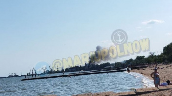 У Маріуполі після вибуху здіймаються клуби диму над місцевим портом. Фото: Маріуполь зараз