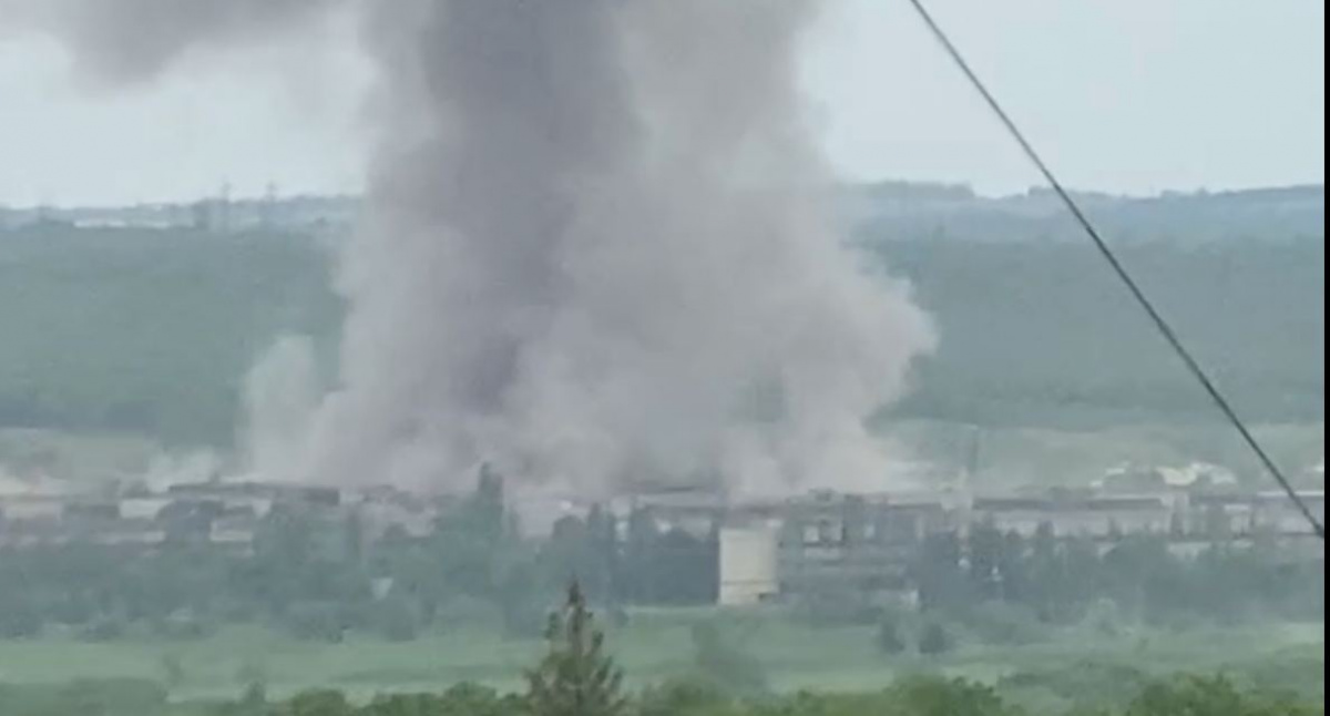 Над Луганськом чорні та сірі клуби диму, у місті прогриміло кілька вибухів. Скрин з відео місцевих ресурсів