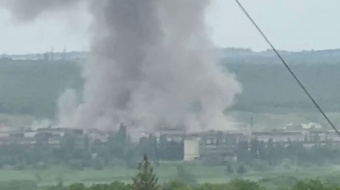 Над Луганськом чорні та сірі клуби диму, у місті прогриміло кілька вибухів. Скрин з відео місцевих ресурсів