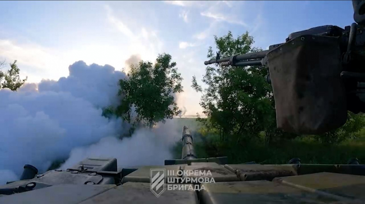 У районі Бахмута танкісти ЗСУ атакують позиції російських загарбників. Скрин з відео Третьої штурмової бригади