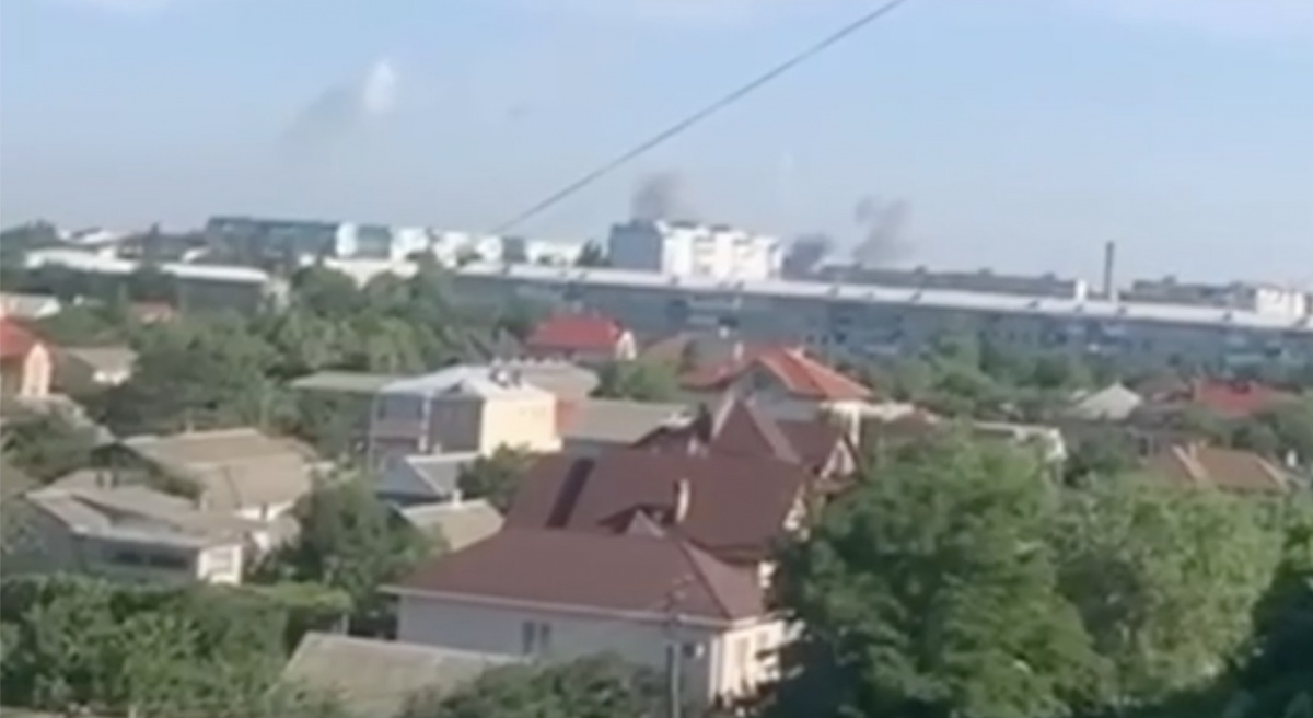 Дым после взрывов в Бердянске. Кадр из видео