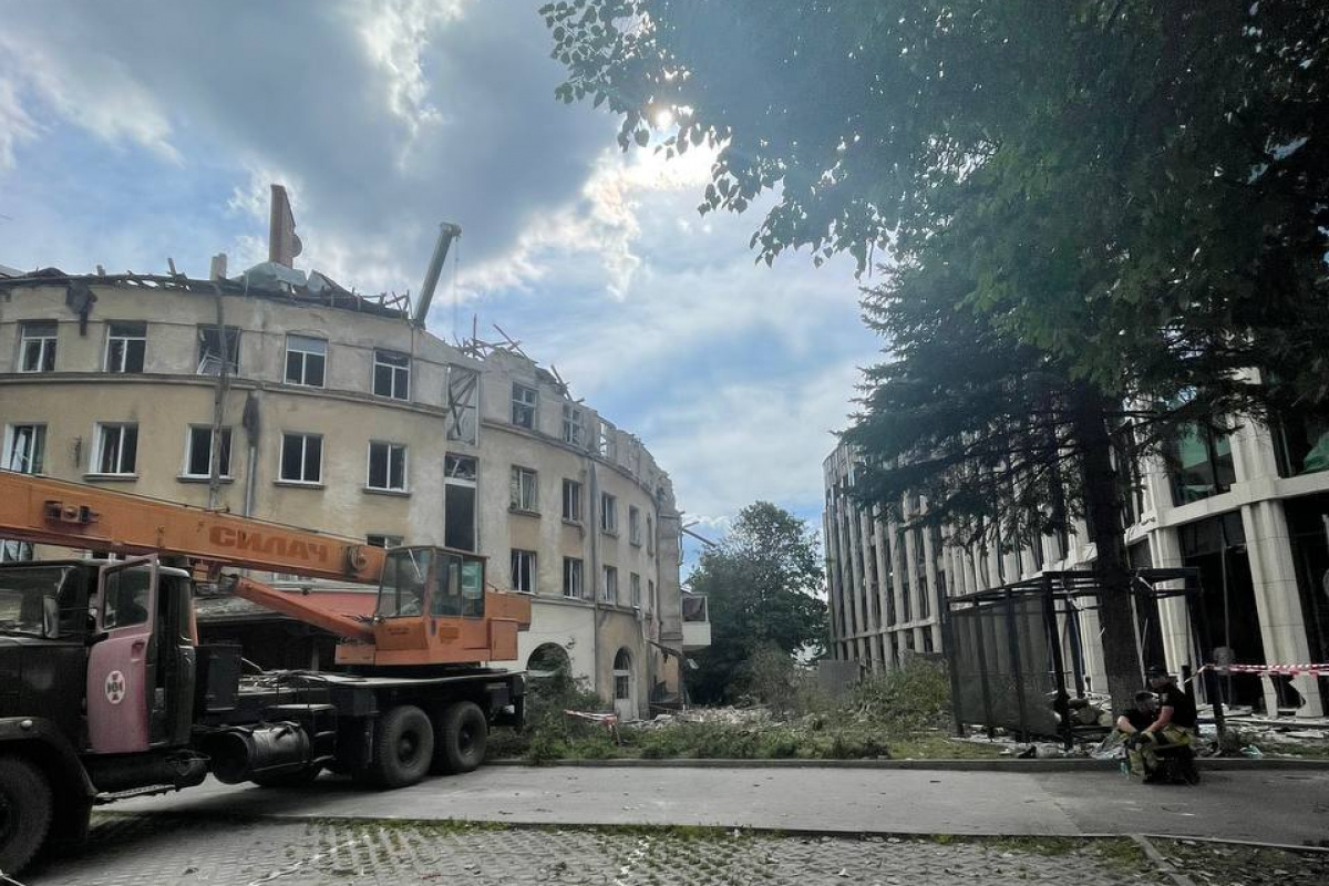 З-під завалів у Львові врятували 7 людей, пошуки продовжаться всю ніч