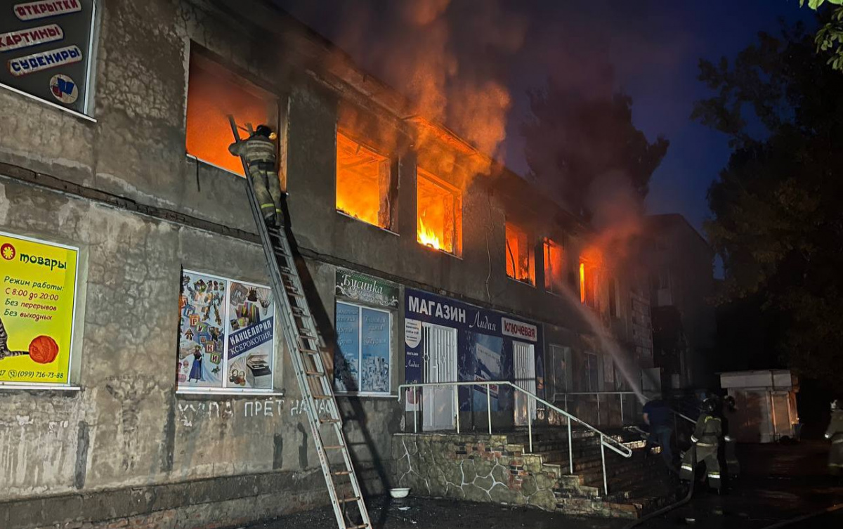 Дом и магазин горят после обстрела в оккупированной Ясиноватой